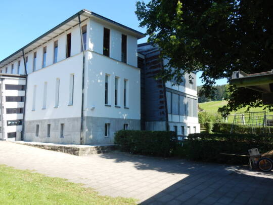 Foto des neuen Schulhauses Dorf Ganterschwil